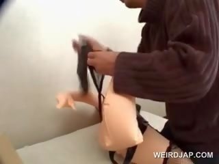 Asiática desagradable tipo follando su plástico x calificación película muñeca con lujuria