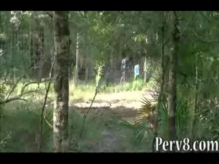 Pistol skyting amatør lassie knullet ut dører i den skogen