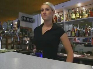 Голям цици аматьори bartender платен чукане