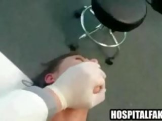 Pacients izpaužas fucked un cummed par līdz viņai doc