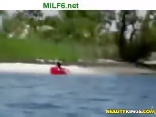 Milfhunter auf seine boot auf ein sonnig tag mit ein provokativ milf auf bo