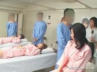 Aziatike brune nxënëse goditjet me lesh putz në the spital