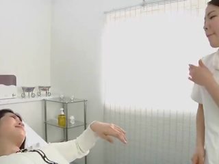 Japoniškas lesbietiškas captivating spjaudyti masažas klinika subtitruota